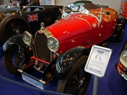 Bugatti-38-Tourer-Bj-1927-Kunstleder-Straussenpraegung-01.jpg